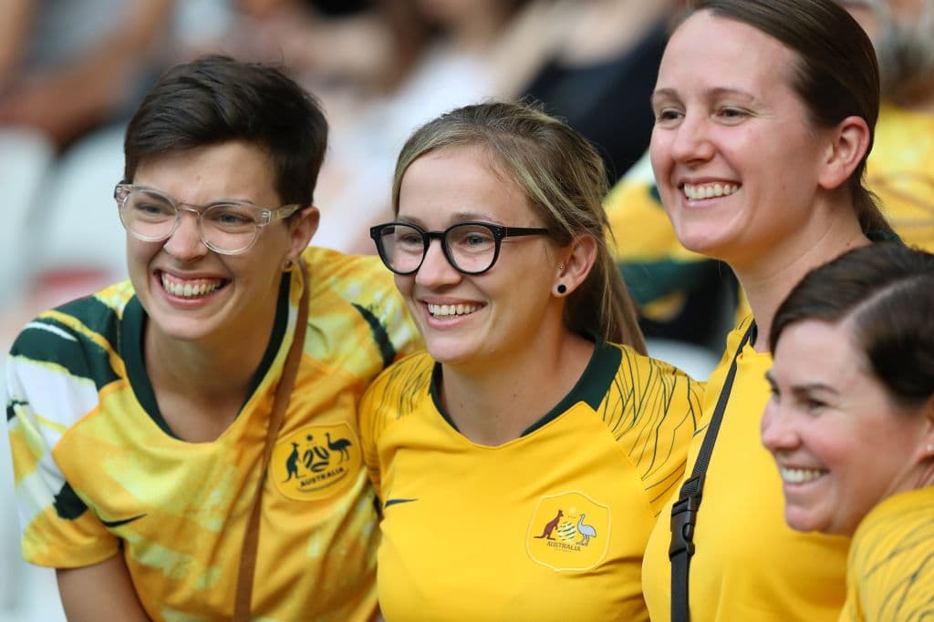 En el Allianz Riviera de Niza se enfrentan Noruega y Australia por los Octavos de Final del Mundial femenino y las fanáticas llenan de alegría las tribunas.
