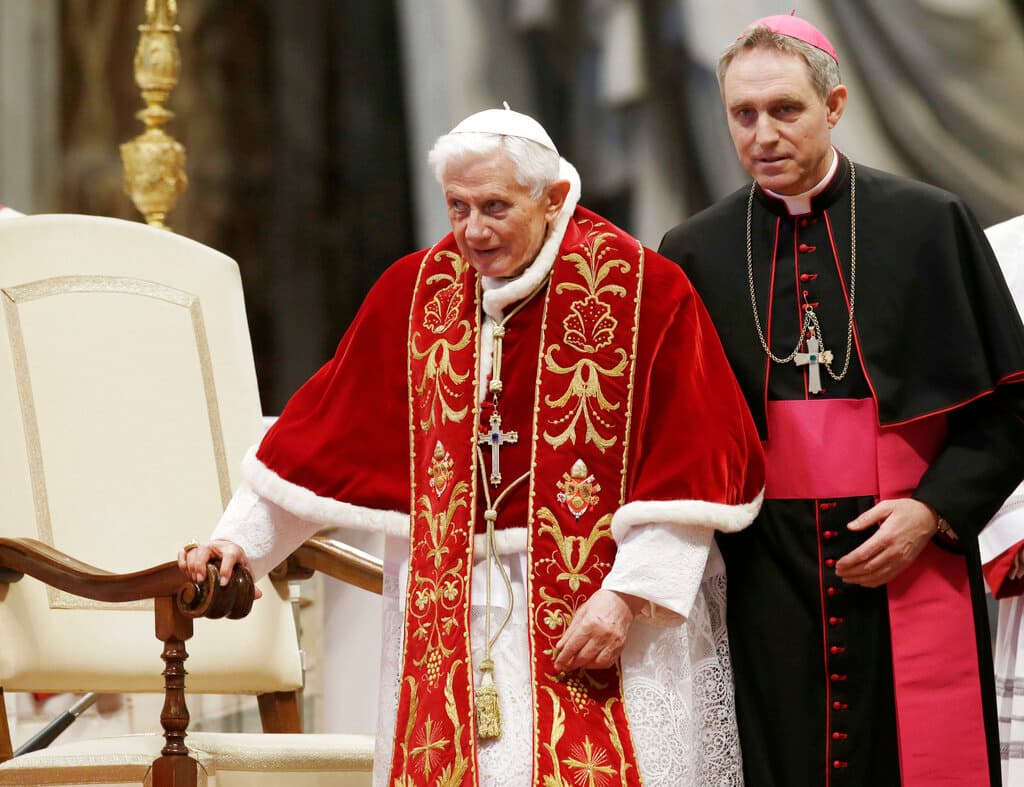 Secretario de Benedicto XVI anuncia un libro sobre las calumnias, maniobras, misterios y escándalos que rodearon al pontífice