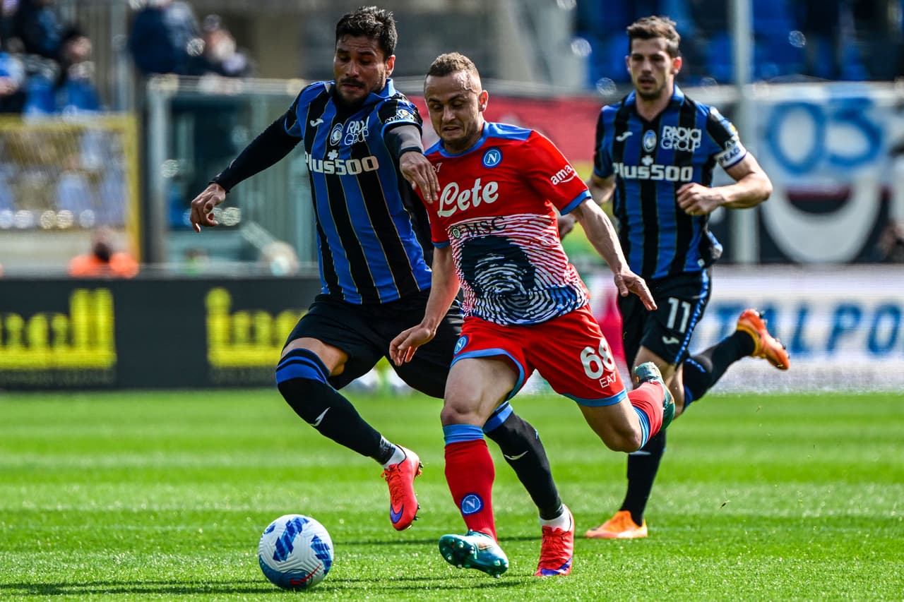 Napoli venció al Atalanta con goles de Lorenzo Insigne, Matteo Politano, Eljif Elmas, quien anotó tras recibir el balón de Hirving Lozano.