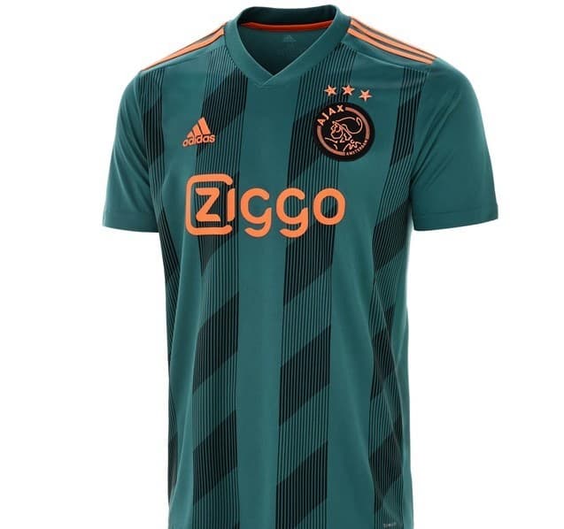 Después de que se conociera su playera titular para la próxima temporada, el Ajax ahora anunció su jersey alterno el cual estrenó este miércoles en el último juego de la Eredivisie 2018/19 ante el De Graafschap. El color verde es el protagonista en un tono oscuro acompañado de detalles naranjas.