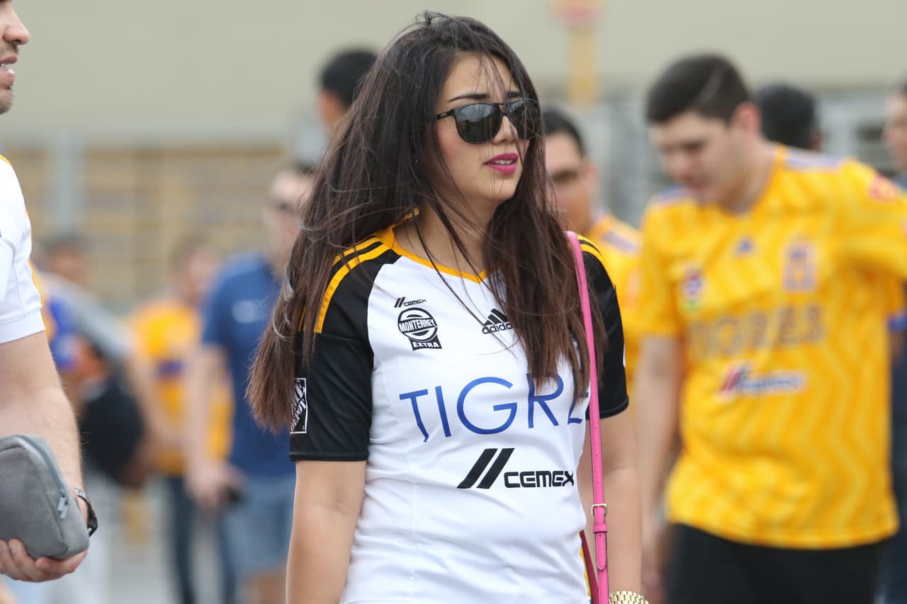 Fanática de Tigres a las afueras del Estadio Universitario de Monterrey, a minutos de iniciar el juego contra Toluca.