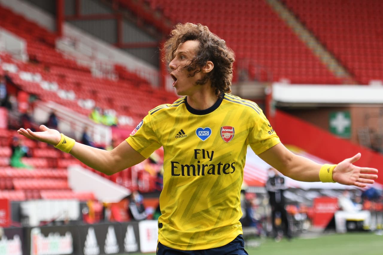 David Luiz seguirá en el Arsenal un año más.