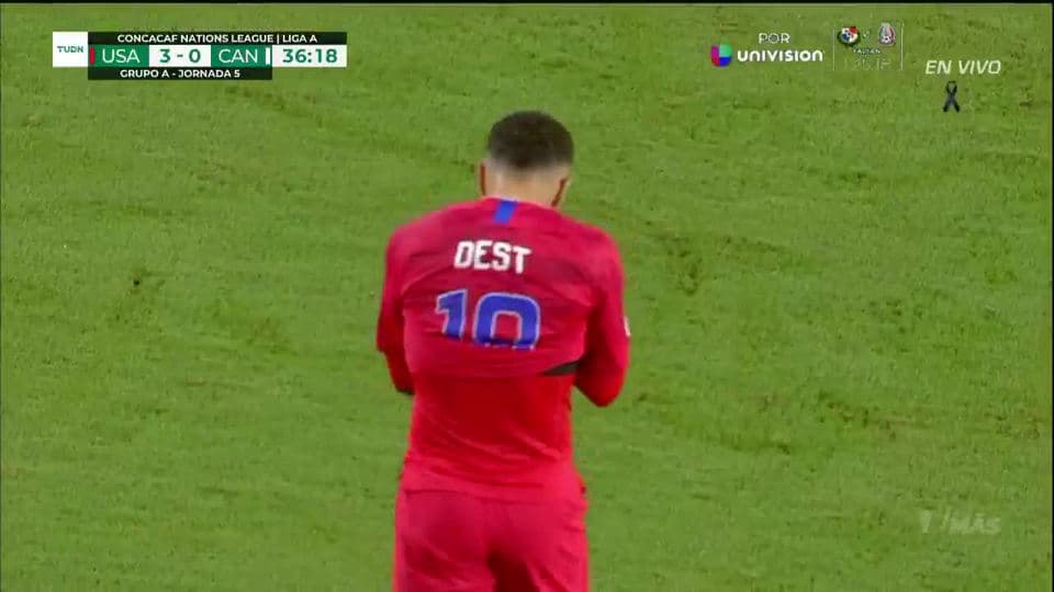 Tiro desviado de Sergiño Dest