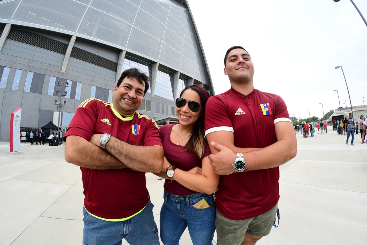 Con gran entusiasmo arribaron los aficionados de la Selección Mexicana para apoyar al Tri en su partido de preparación para la Copa Oro ante Venezuela en Mercedes-Benz Stadium, en Atlanta. Gran colorido y buen ambiente estaban armando los seguidores mexicanos y también los venezolanos que llegaron a apoyar a su Vinotinto, que se prepara para la Copa América.