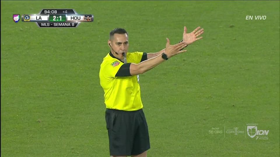 Se acabó el juego. El árbitro dio el silbatazo final.