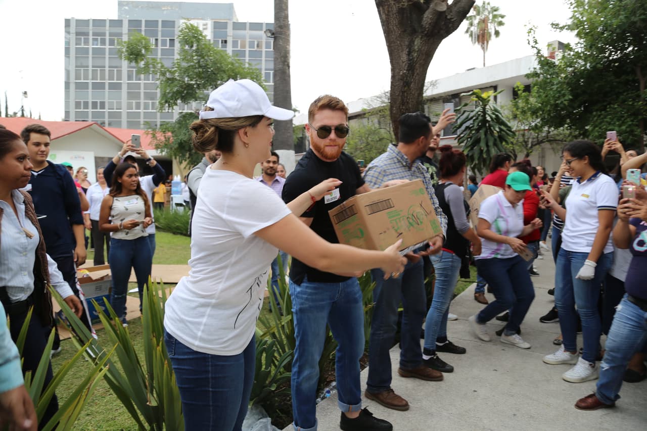 Canelo es conocido por siempre ayudar a los que más lo necesitan. Cuando azotó el huracán ‘Ingrid’ y ‘Manuel’, el boxeador donó al DIF Jalisco, un cargamento de víveres. La ayuda incluía toneladas de arroz, azúcar y paquetes de papel higiénico.