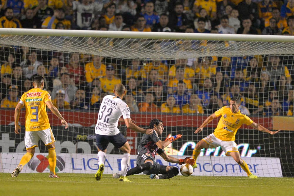 El propio González se abrió el espacio para fabricar su jugada, jaló del gatillo pero el portero Nahuel Guzmán atajó en primera instancia, bloqueó el tiro, pero escupió rebote.