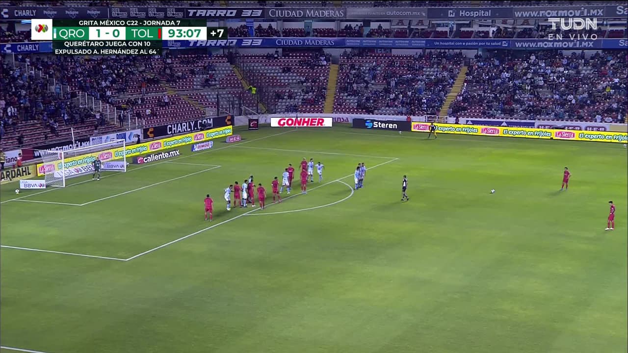 ¡TIRO ATAJADO! disparo por Leonardo Fernández.