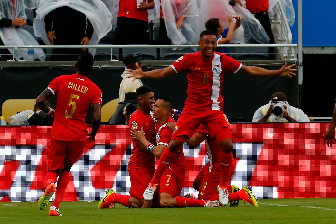 Blas Pérez de Panamá celebra con sus compañeros de equipo después de anotar el primer gol.