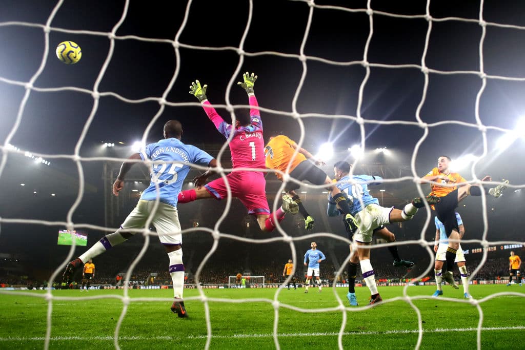 Claudio Bravo trata de impedir un gol del Wolverhampton en el Molineux.