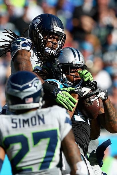 La defensiva de los Seahawks mantuvo al margen por aire a Cam Newton.