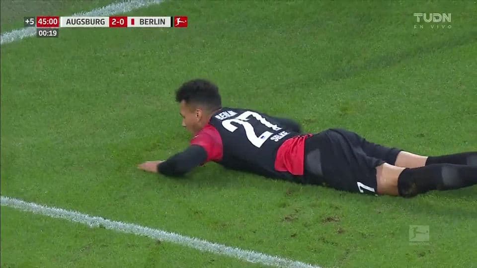 Tiro desviado de Davie Selke