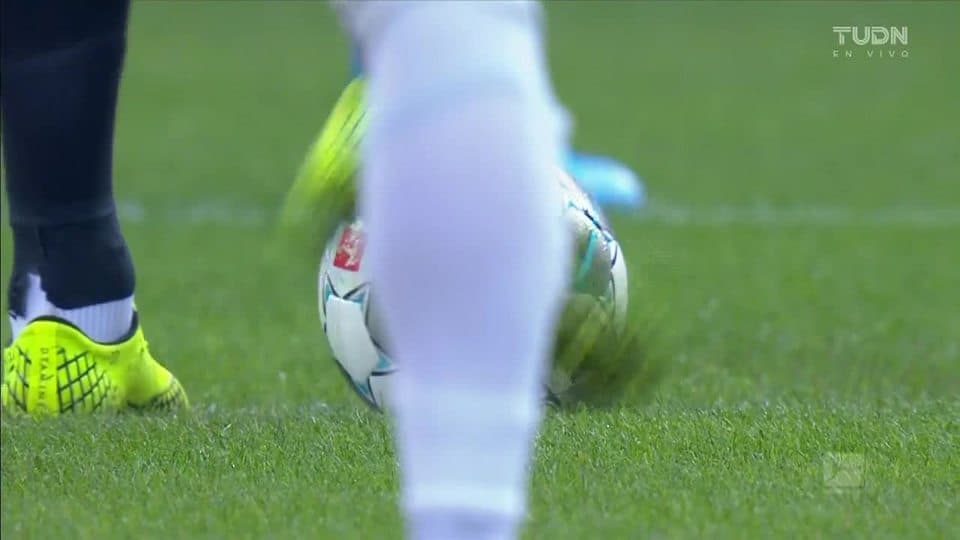 Arranca el partido y la pelota está en juego.