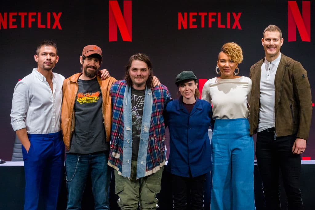 Después de viajar en el pasado y encontrarse con su padre, los hermanos Hargreeves encuentran la forma de volver a su tiempo.
<br>