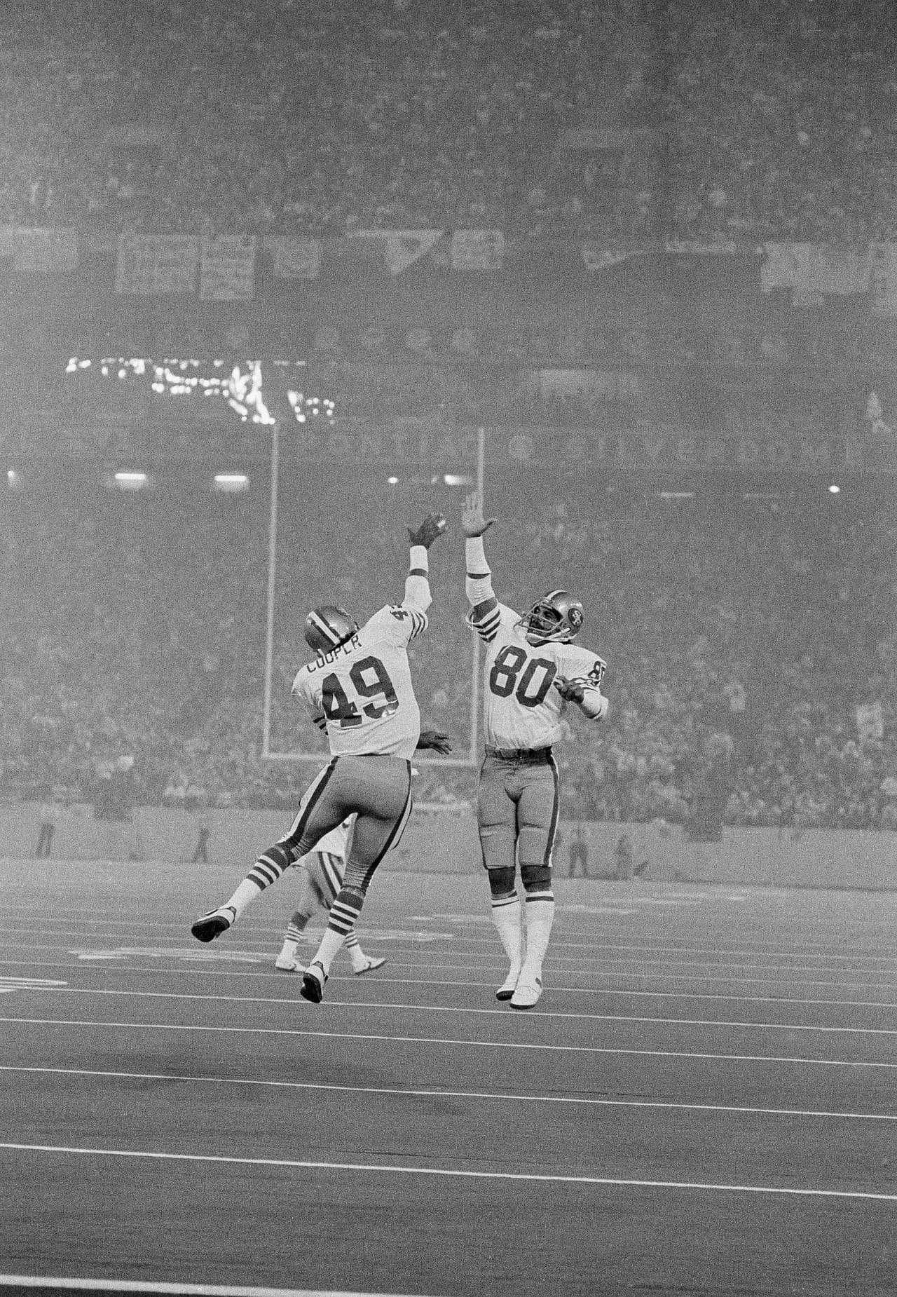 Earl Cooper (49) y Eason Ramson, (80) celebrando el segundo touchdown del Super Bowl XVI. Año 1982.