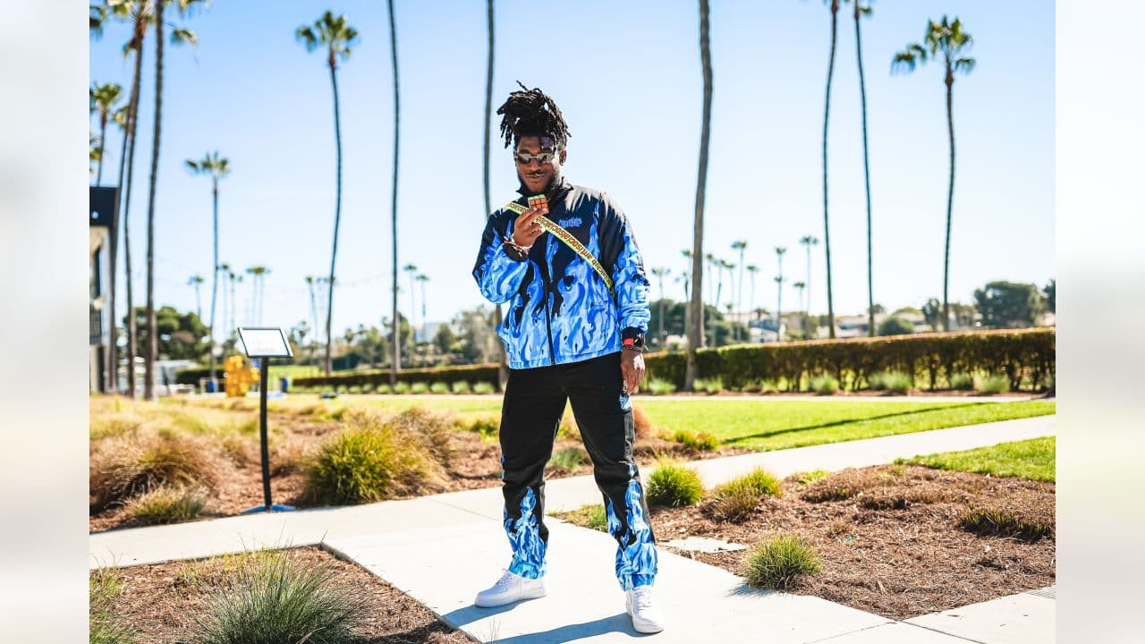 De traje, casual, formal, jeans, trajes, zapatos, tenis, gorras y con mucho glamour, los jugadores tanto de los Cincinnati Bengals y Los Angeles Rams hacen su primera aparición previa al Super Bowl LVI con estos diversos looks.