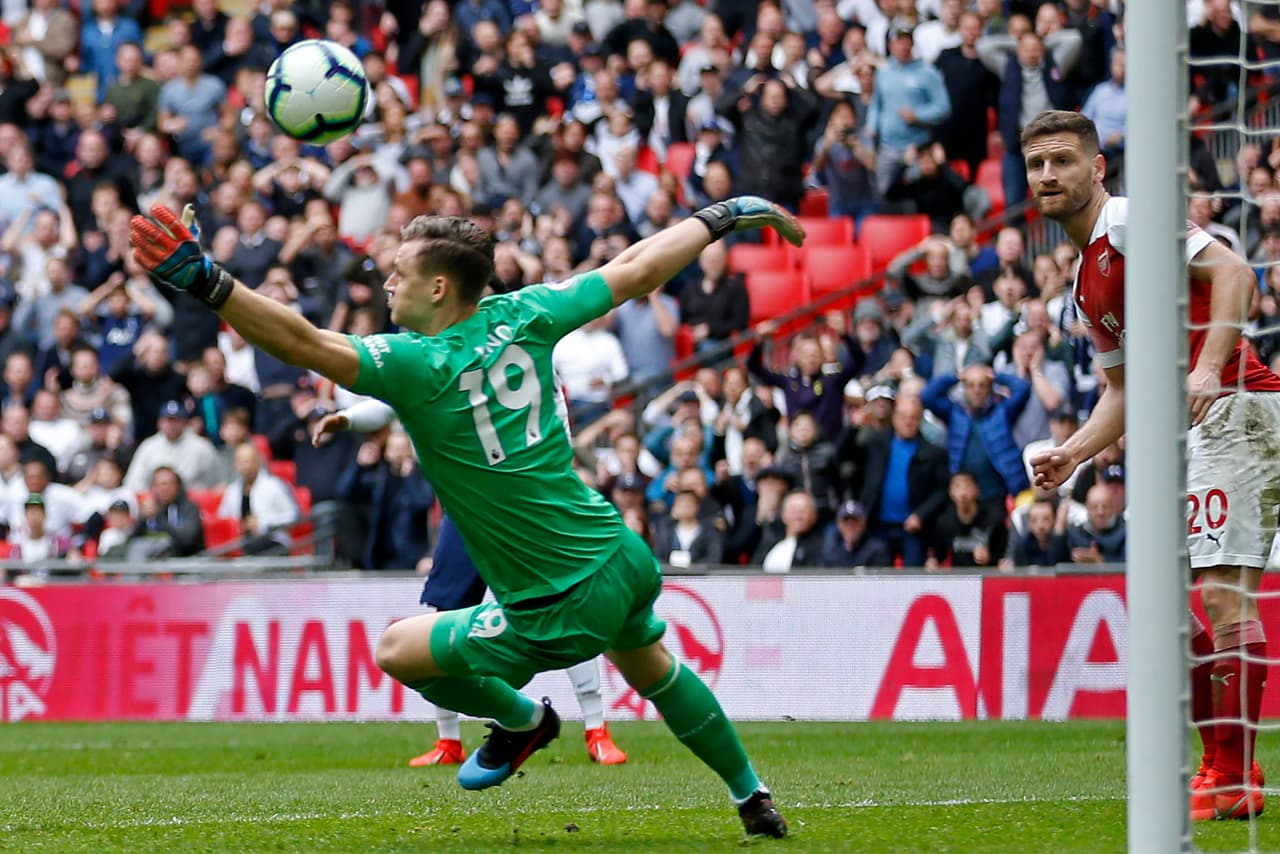 Sobre el final de la primera mitad el alemán Bernd Leno se vistió de héroe ante un remate de Moussa Sissoko a quema ropa.