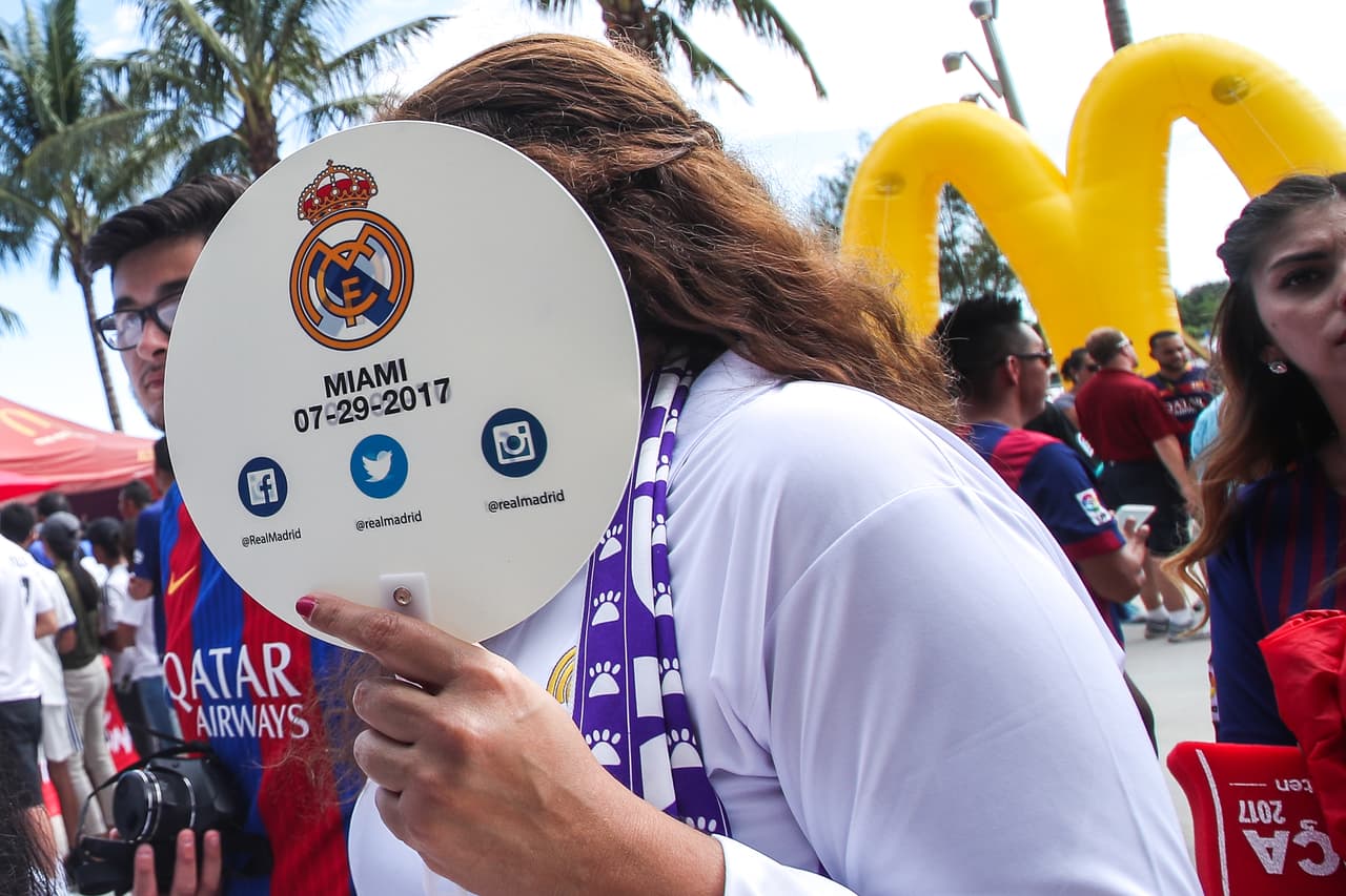 Con el calor, la organización del evento dotó a los fanáticos con abanicos para mantenerse frescos o no dejarse ponchar por las cámaras.