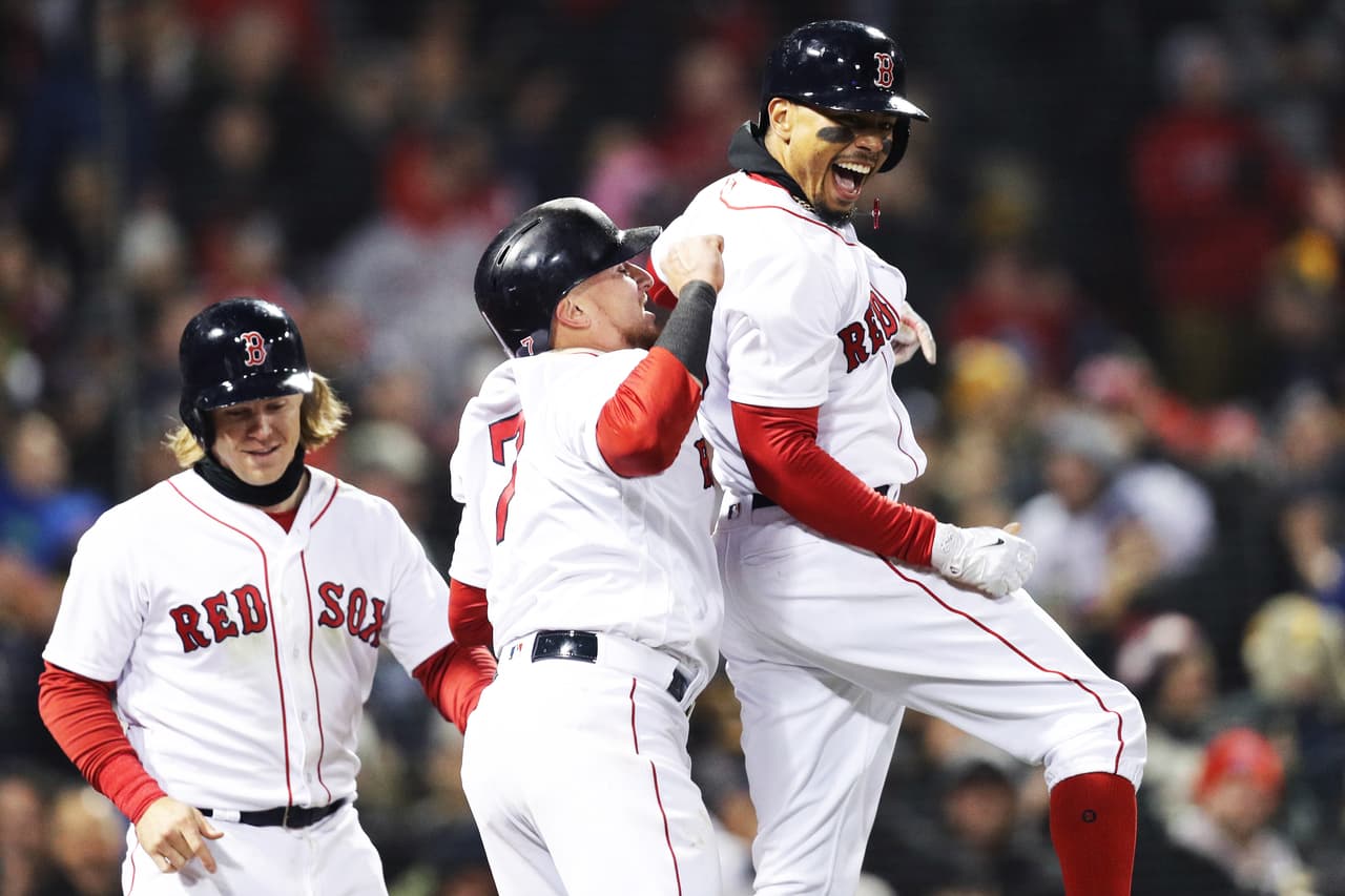 10) El 12 de abril ante los New York Yankees, en la victoria por 6-3 Boston se puso con marca de 10-2.