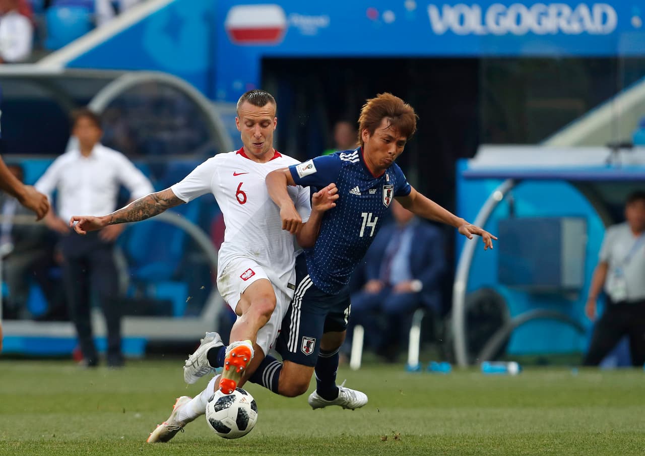 Polonia buscaba aumentar su ventaja pero los japoneses se empezaban a defender con más atención. En a foto Takashi Inui (14) quien entró de cambio bloquea a Goralski.