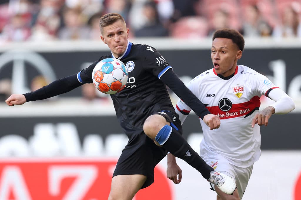 Bayern Munich le pega 2-1 al Freiburg, Stuttgar cae en casa 0-1 frente al Arminia Bielefeld, Bochum vence 2-0 al Hoffenheim y Wolfsburg le gana 1-0 frente al Augsburg.