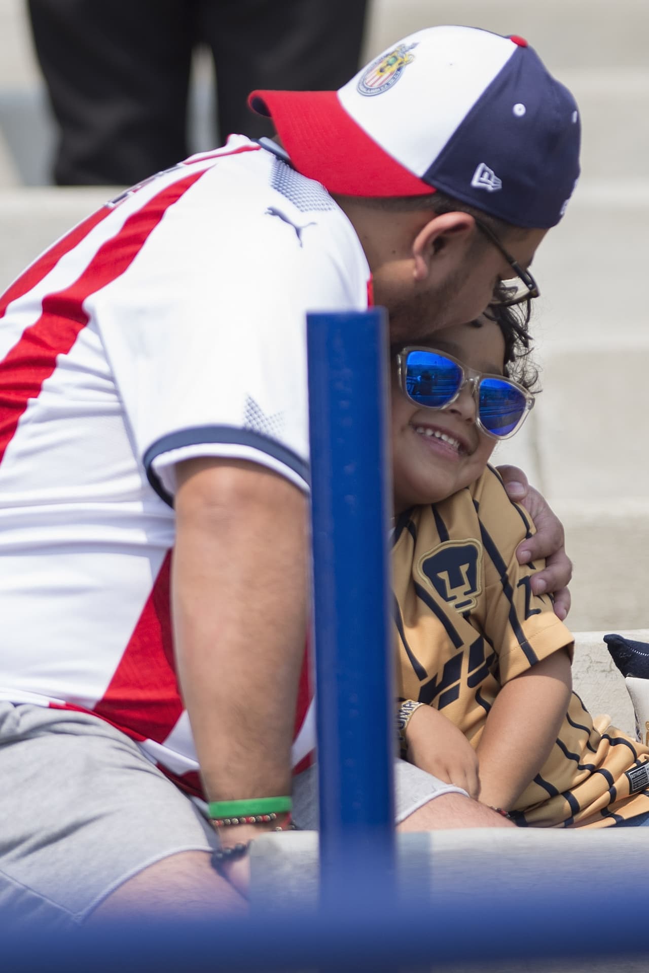 La pasión fluye entre los fanáticos de Pumas UNAM y Chivas de Guadalajara en el duelo de la Jornada 12 en el estadio Olímpico Universitario por el Clausura 2019 de la Liga MX.