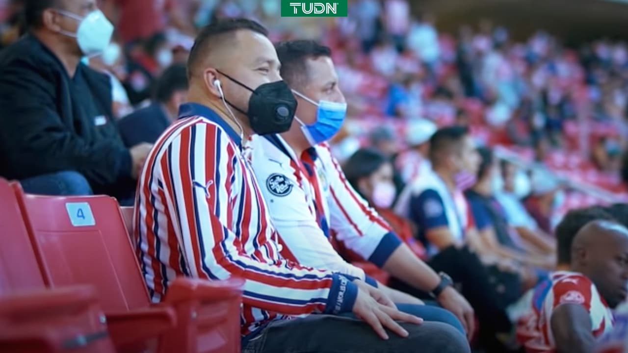 Fan de Chivas no los puede ver jugar, pero los escucha y siente