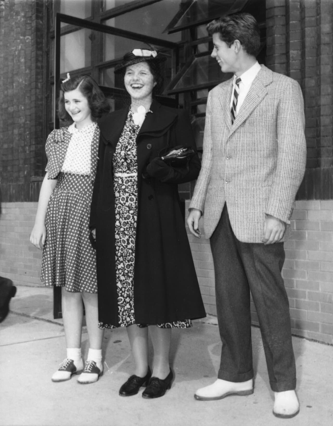 La hermana de Eunice, Rosemary, fue víctima de la ignorancia acerca de las discapacidades intelectuales, lobotomía incluída, si, escuchó bien. La dulce Rosemary se convirtió, gracias a su fuerza y coraje, en su inspiración para crear las Olimpiadas Especiales.