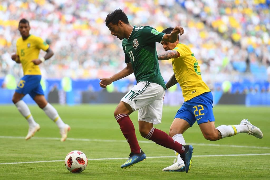México comenzó el partido atacando por las bandas, en especial por el lado de Carlos Vela contra Fagner, duelo parejo entre ambos jugadores.