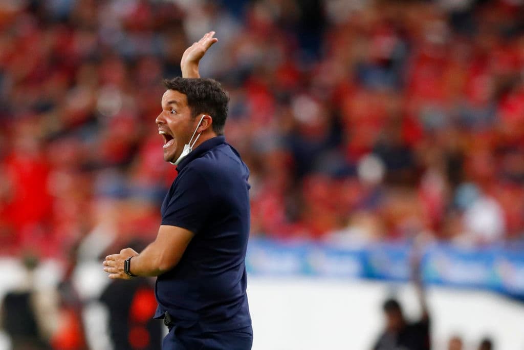 Larcamón espera que el arbitraje no favorezca a Chivas