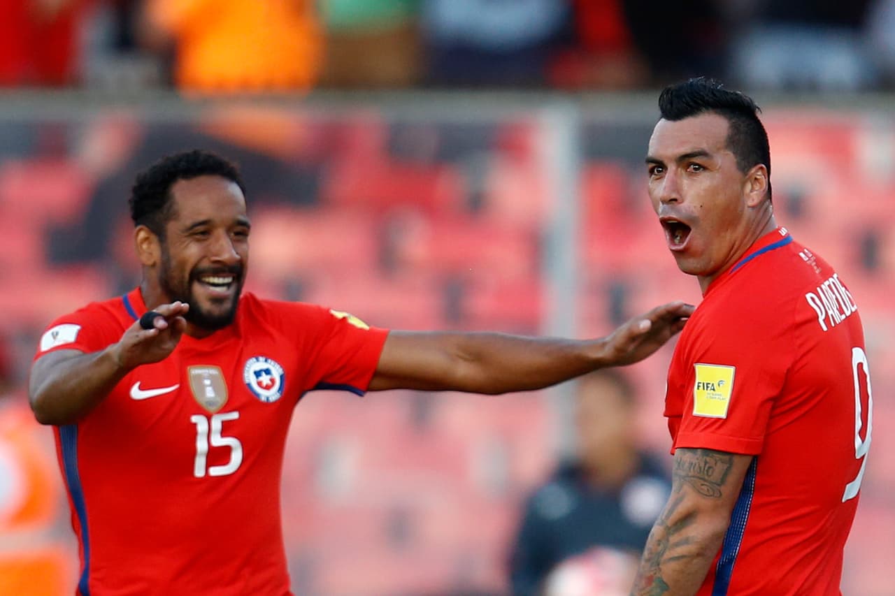 Paredes (der.) pasó a la historia como el jugador más longevo (36 años) en anotar con la camiseta de la Roja.