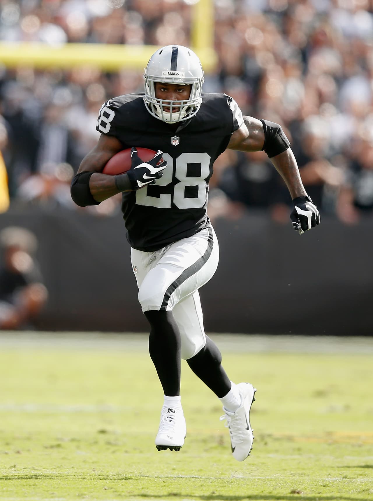 OAKLAND, CA - NOVEMBER 01: Latavius Murray #28 of the Oakland Raiders in action against the New York Jets at O.co Coliseum on November 1, 2015 in Oakland, California. (Photo by Ezra Shaw/Getty Images)