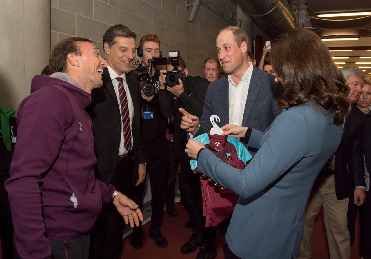Los miembros del West Ham United aprovecharon la visita de la familia real para darles un presente de parte del club donde milita 'Chicharito'.
