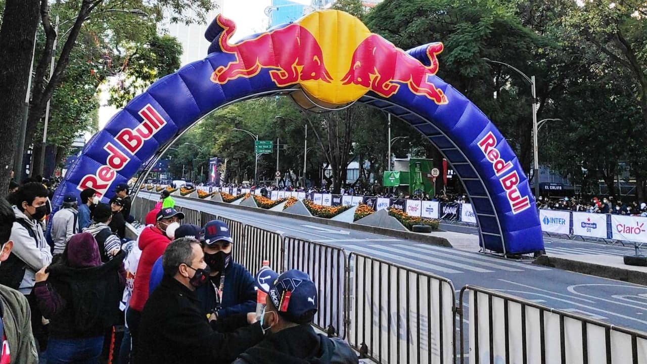 Aficionados duermen en Reforma para el Red Bull Show Run