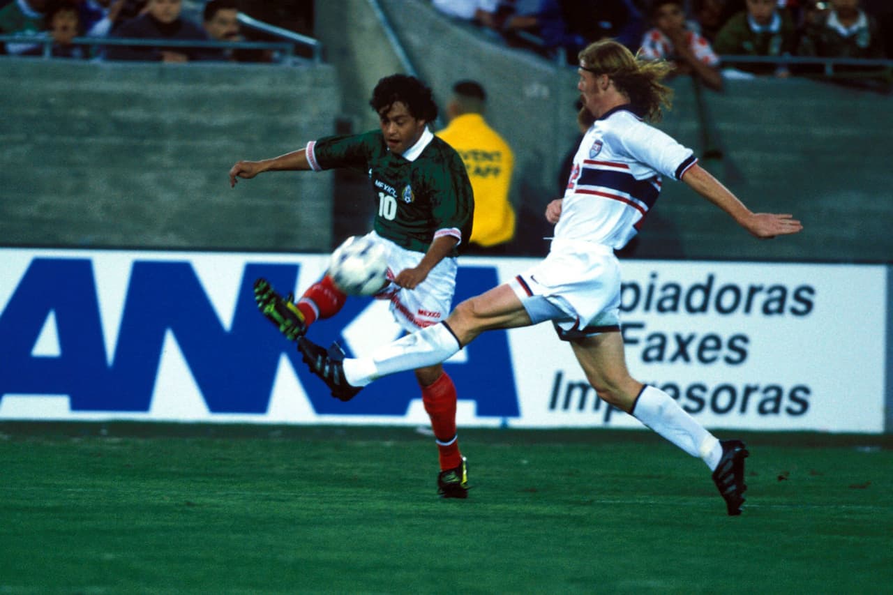 México y Estados Unidos se volvieron a ver las caras en una Final de Copa Oro el 15 de febrero de 1998. Los de las barras y las estrellas habían sorprendido al eliminar a Brasil en la Semifinal, pero un gol de Luis Hernández en el Coliseo de Los Ángeles le dio el triunfo a México, cuyo técnico, Manuel Lapuente, obtenía su revancha tras el fiasco de la edición de 1991.