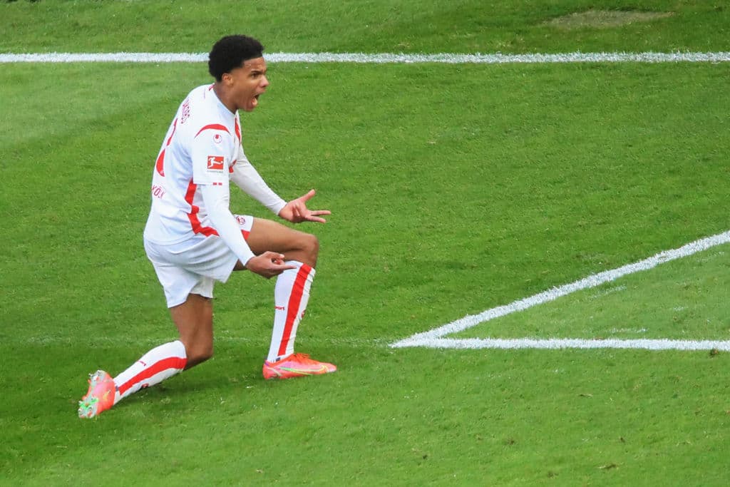 Haaland (3’, 90’) marcó doblete en el empate a dos goles entre el Colonia y Dortmund. El conjunto de la naciente estrella noruega llegó 43 unidades y los locales llegaron a 23.