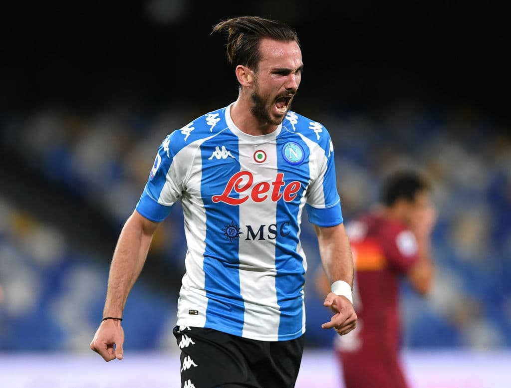 Napoli golea al AS Roma 4-0 en el Estadio Diego Maradona. Tras un pequeño homenaje, el partido dio inicio y Lorenzo Insigne se encargó de abrir el marcador. Fue hasta la segunda mitad cuando cayeron los goles de Fabián Ruiz Peña y Dries Mertens: Politano le puso la cereza al pastel al minuto 86 durante la séptima Jornada de la Serie A.