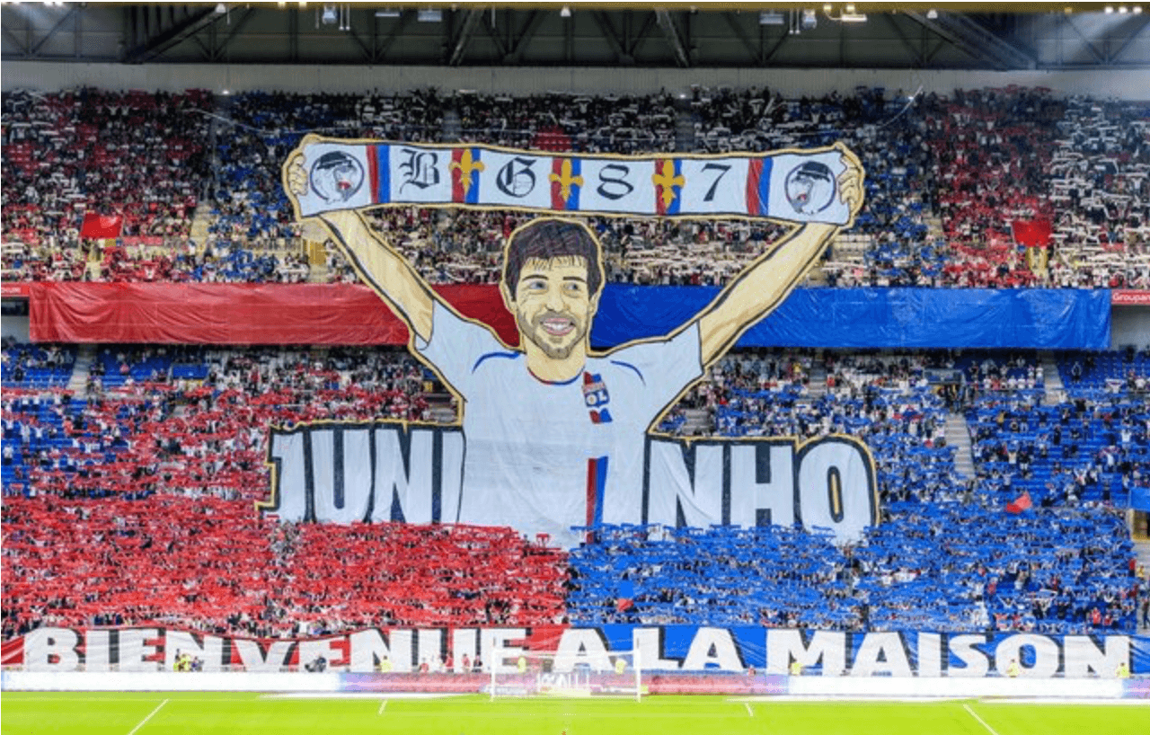Tifo de Juninho Pernambucano presentado por los fanáticos del Lyon, pues fue uno de los jugadores más representativos del club.
