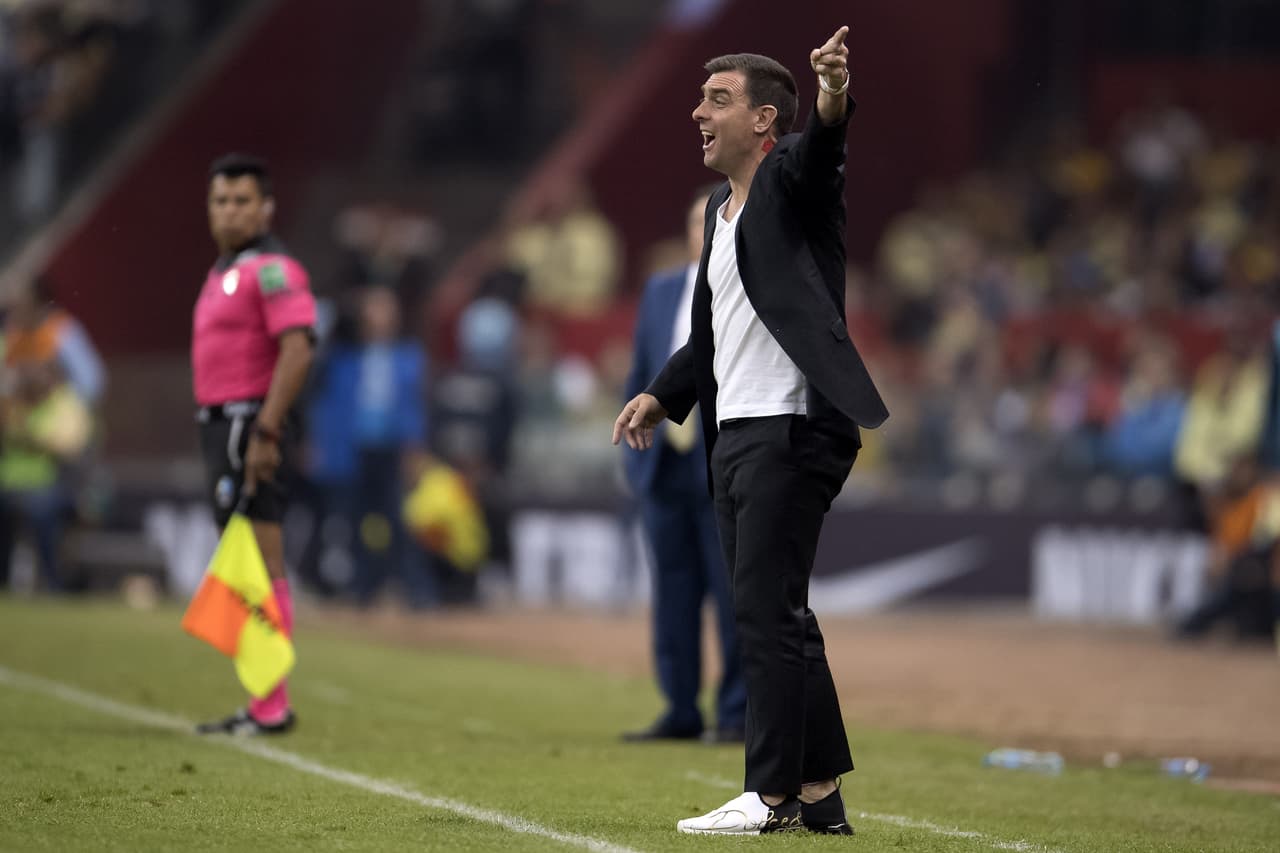 Pablo Guede da instrucciones, desde la banda, a sus jugadores para poner mayor intensidad.