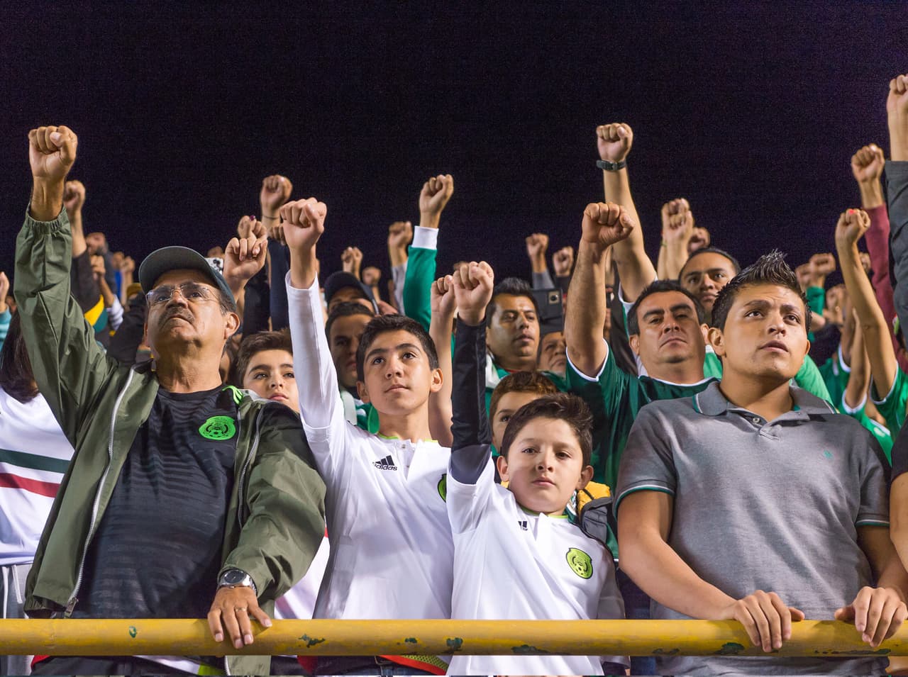 Puño en alto y silencio total. Un minuto de silencio en memoria de las víctimas del reciente sismo.