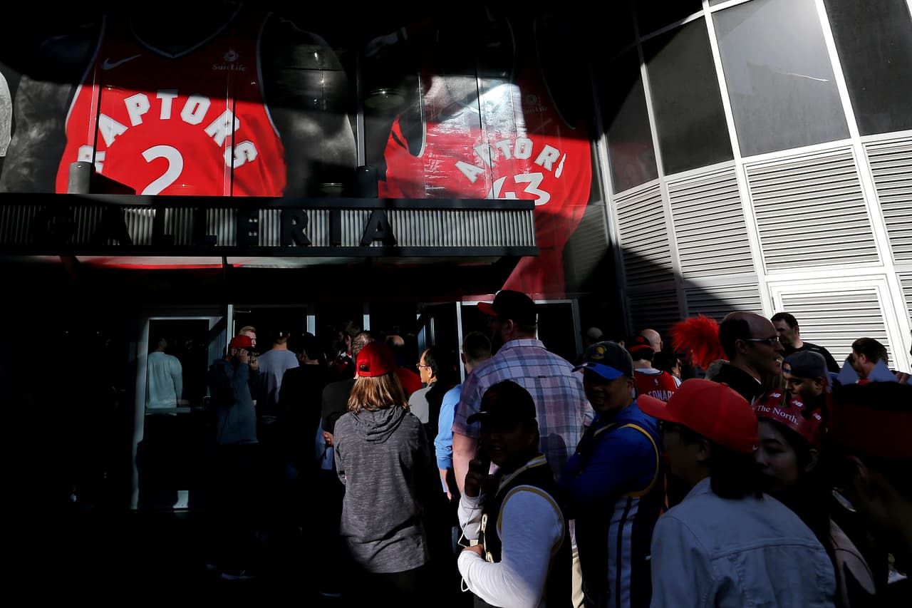 Los aficionados de los Raptors le dieron un toque muy especial a la previa del Juego 2 de las Finales de la NBA dentro y fuera de la Scotiabank Arena. Y dentro del recinto, los jugadores tanto de Toronto como de Golden State afinaban detalles con los calentamientos para estar listos a la hora del Tip-Off.