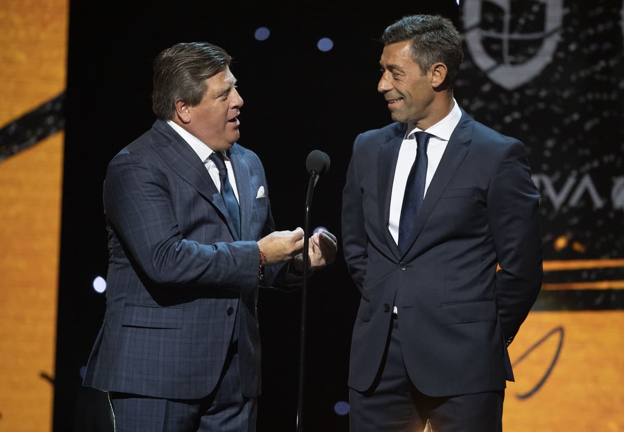 Pedro Caixinha y Miguel Herrera comparten escenario en la ceremonia del Balón de Oro de la Liga MX 2019.