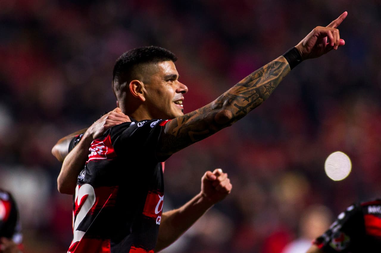 El argentino Gustavo Bou no falló desde el punto penal y puso en ventaja a Xolos a los 10 minutos de juego, 1-0 el marcador.