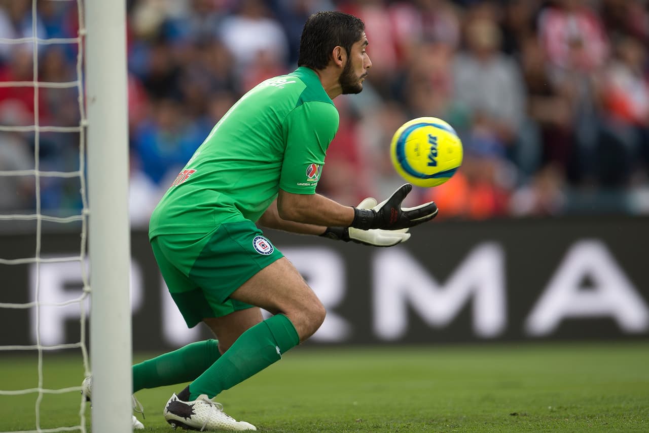 Mala forma de celebrar de Jesús Corona que al inicio del juego recibió un reconocimiento tras disputar su partido 500 en la Primera División del fútbol mexicano la jornada previa.