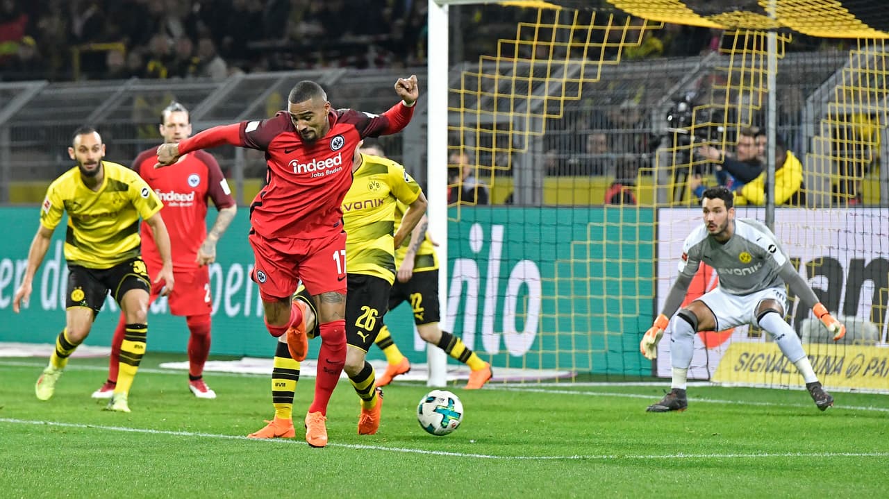 Los ataques de Eintracht Frankfurt dieron resultado de nuevo y, luego del cambio de Salcedo por Danny Blum, el equipo igualó 2-2 con un tanto suyo al remate del partido.