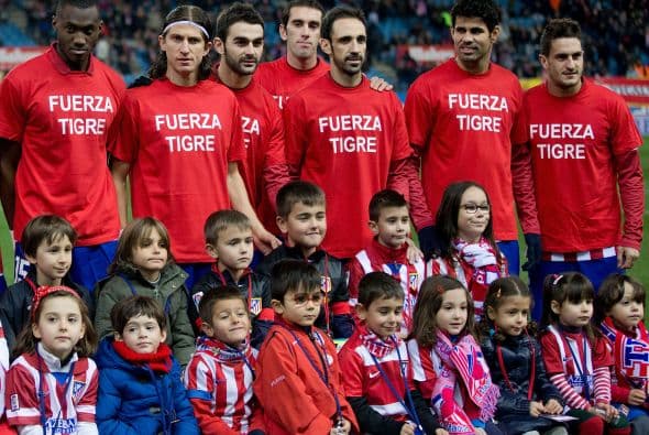 Otro conjunto que le mostró su solidaridad dentro del campo fue el Atlético de Madrid, su antiguo club portó una playera roja con la leyenda “Fuerza Tigre”.