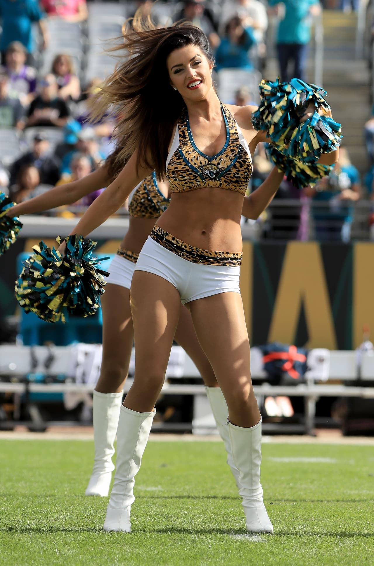 La NFL vivió una nueva jornada en la que el colorido y humor de los fanáticos mezclados con el ánimos de las porristas y la energía de los espectáculos le dieron vida propia a la fiesta fuera de la competencia en el fútbol americano estadounidense.