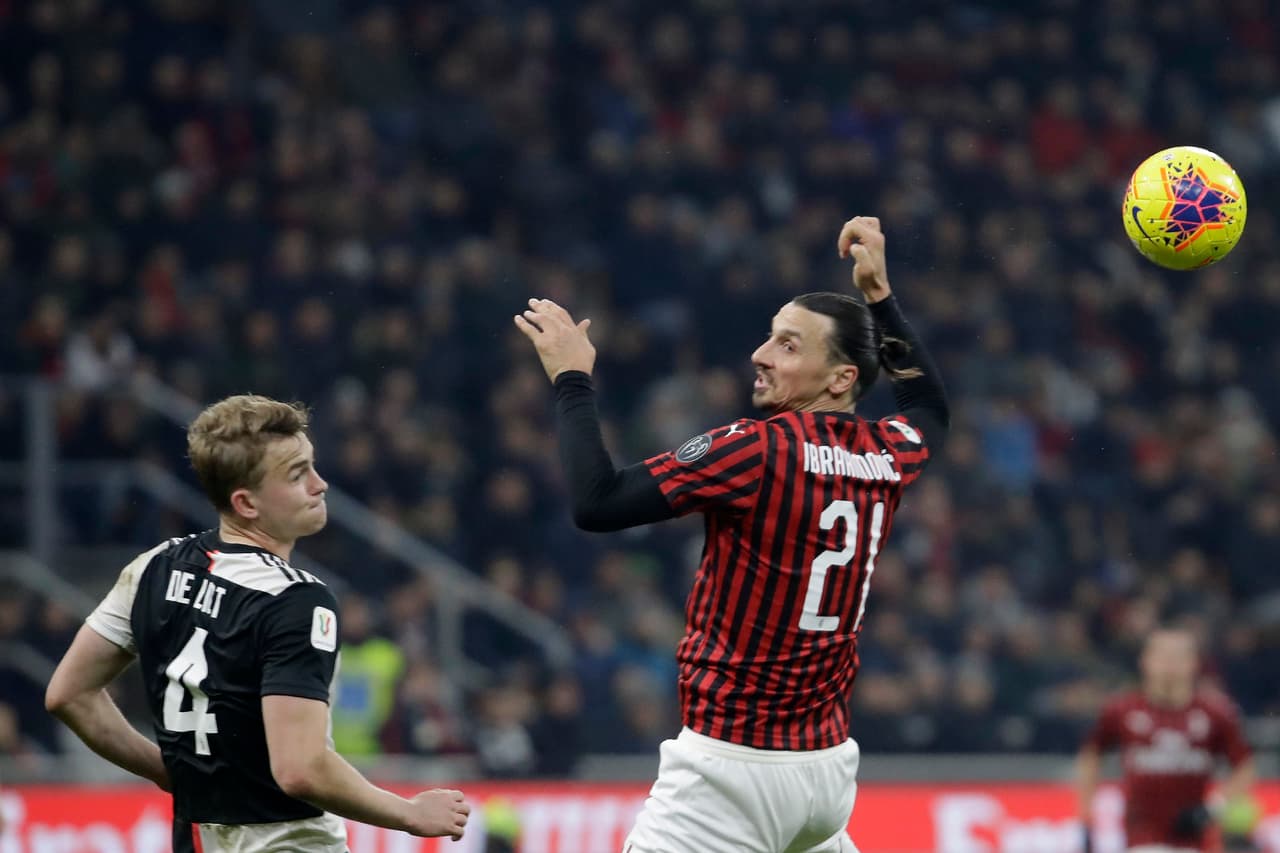 Al 29’ Ibrahimovic se hizo amonestar por un codazo sobre De Ligt.