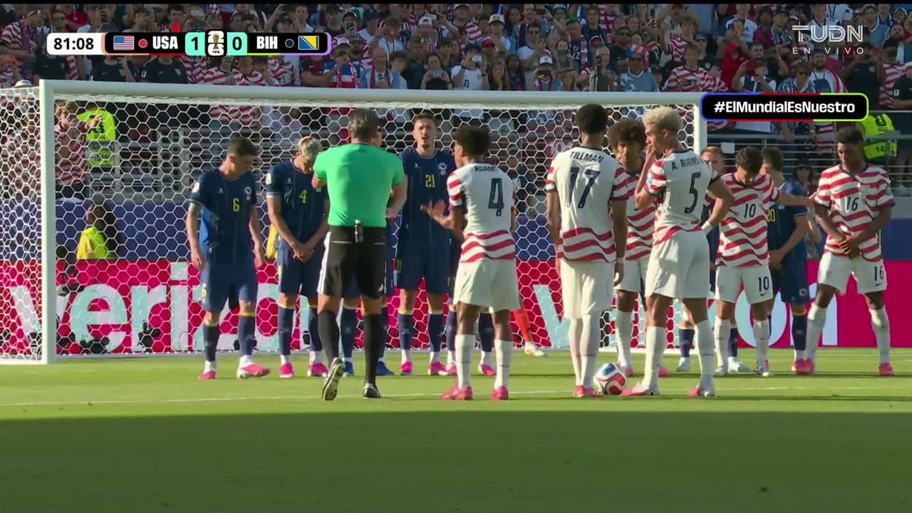 ¡GOL!  anota para Estados Unidos. Malik Tillman