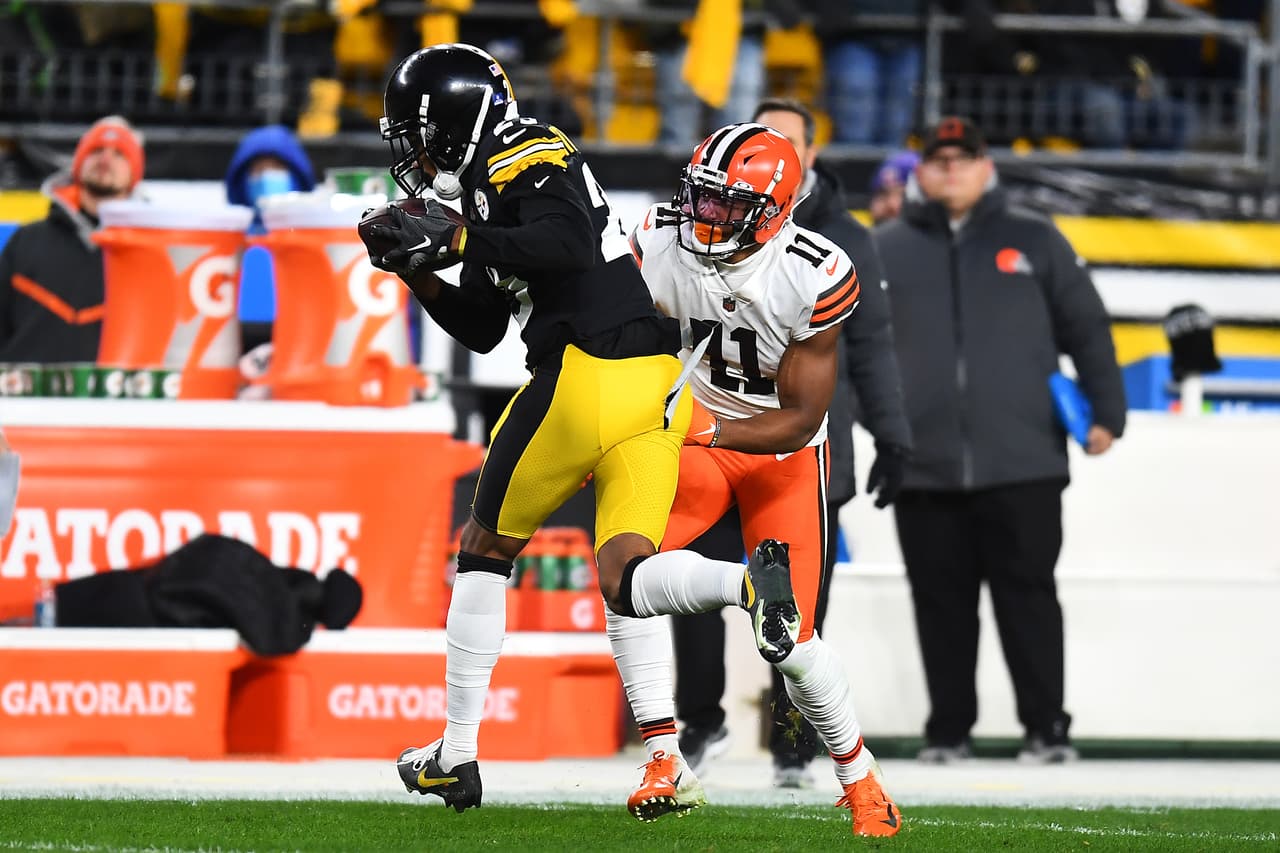 Pittsburgh tenía que vencer a los eliminados Browns para mantenerse con vida en la temporada y lo lograron con una destacada actuación de Najee Harris.